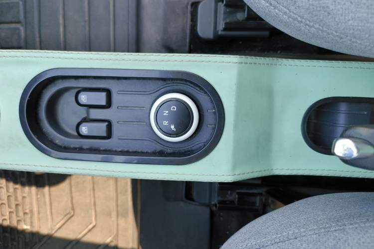 Used Wuling Hongguang MINIEV 2022 Macaron Premium Model – Lithium Iron Phosphate Gear Lever