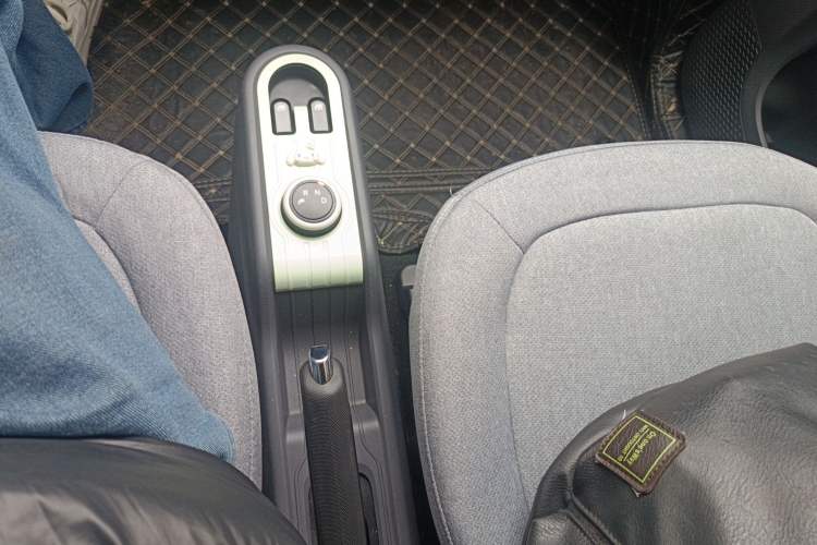 Used Wuling Hongguang MINIEV 2022 Macaron Premium Model – Lithium Iron Phosphate Gear Lever