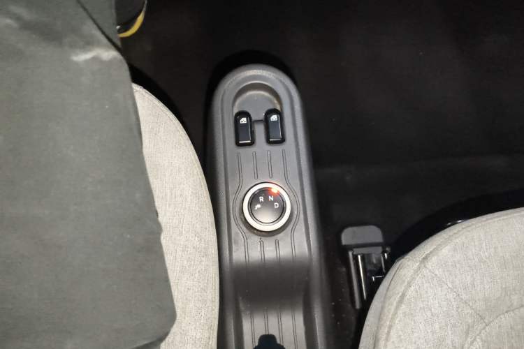 Used Wuling Hongguang MINIEV 2022 Macaron Fashion Model Lithium Iron Phosphate Gear Lever