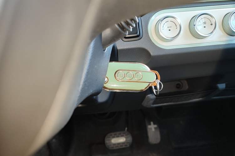 Used Wuling Hongguang MINIEV 2022 Macaron Fashion Model Lithium Iron Phosphate Interior 1