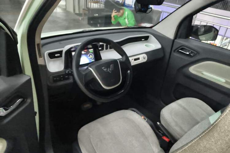 Used Wuling Hongguang MINIEV 2022 Macaron Fashion Model Lithium Iron Phosphate Interior 2