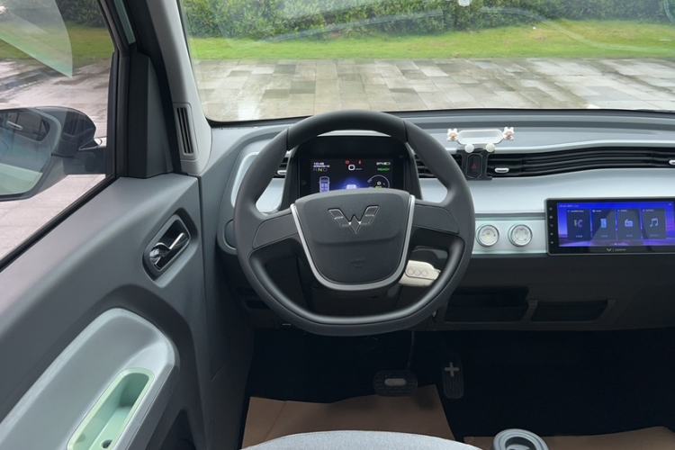 Used Wuling Hongguang MINIEV 2022 Macaron Premium Model – Lithium Iron Phosphate Interior 3
