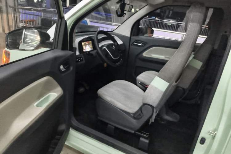 Used Wuling Hongguang MINIEV 2022 Macaron Fashion Model Lithium Iron Phosphate Interior 3
