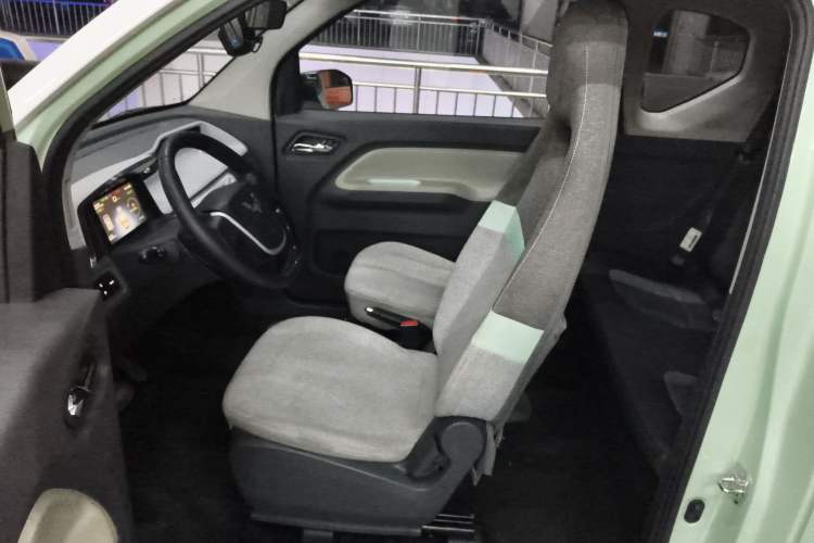 Used Wuling Hongguang MINIEV 2022 Macaron Fashion Model Lithium Iron Phosphate Left Front Seat
