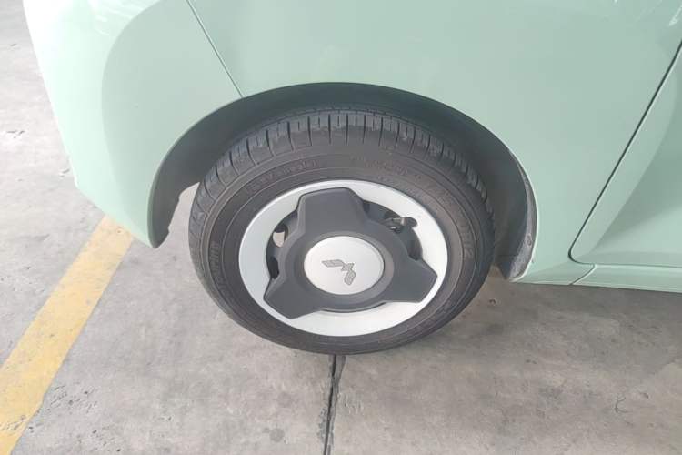 Used Wuling Hongguang MINIEV 2022 Macaron Fashion Model Lithium Iron Phosphate Left Front Wheel Hub