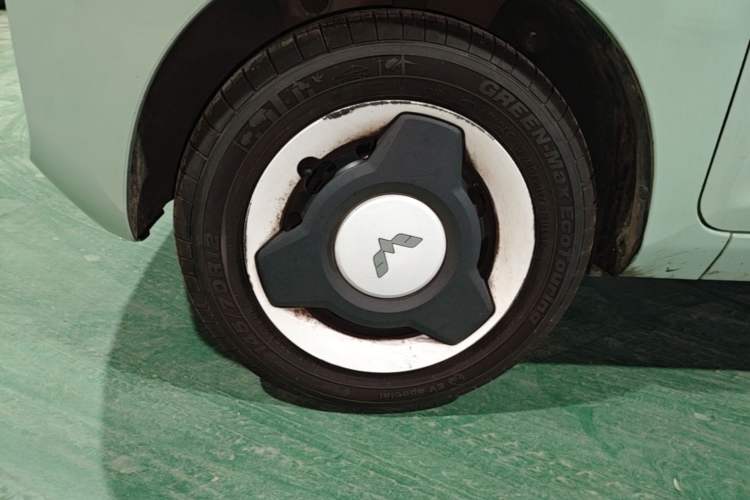 Used Wuling Hongguang MINIEV 2022 Macaron Premium Model – Lithium Iron Phosphate Left Front Wheel Hub