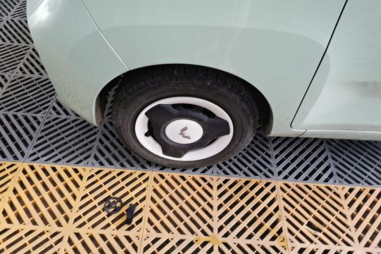 Used Wuling Hongguang MINIEV 2022 Macaron Premium Model – Lithium Iron Phosphate Left Front Wheel Hub