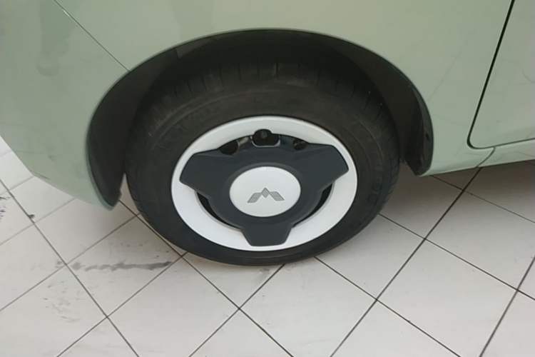 Used Wuling Hongguang MINIEV 2022 Macaron Fashion Model Lithium Iron Phosphate Left Front Wheel Hub