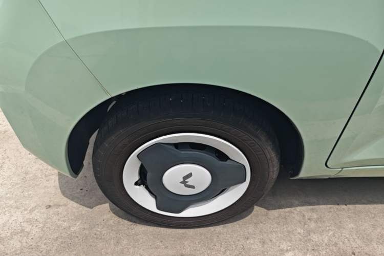 Used Wuling Hongguang MINIEV 2022 Macaron Fashion Model Lithium Iron Phosphate Left Front Wheel Hub