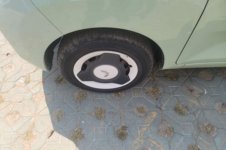 Used Wuling Hongguang MINIEV 2022 Macaron Fashion Model Lithium Iron Phosphate Left Front Wheel Hub