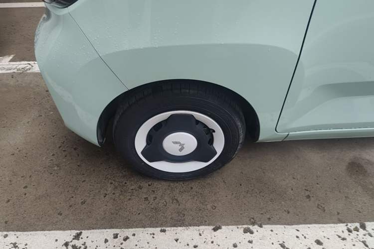 Used Wuling Hongguang MINIEV 2022 Macaron Premium Model – Lithium Iron Phosphate Left Front Wheel Hub