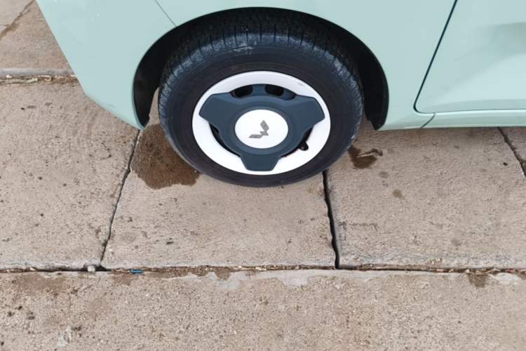 Used Wuling Hongguang MINIEV 2022 Macaron Fashion Model Lithium Iron Phosphate Left Front Wheel Hub
