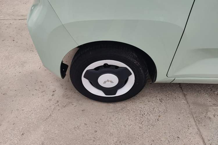 Used Wuling Hongguang MINIEV 2022 Macaron Premium Model – Lithium Iron Phosphate Left Front Wheel Hub