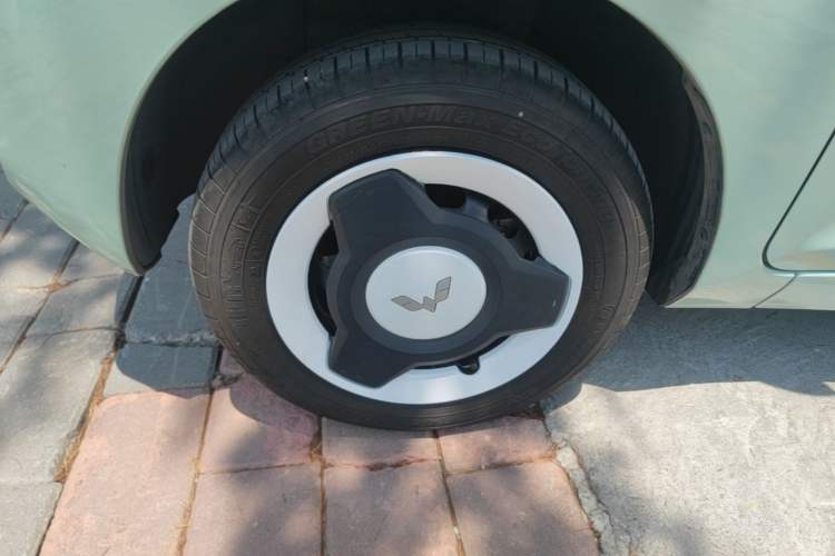 Used Wuling Hongguang MINIEV 2022 Macaron Fashion Model Lithium Iron Phosphate Left Front Wheel Hub