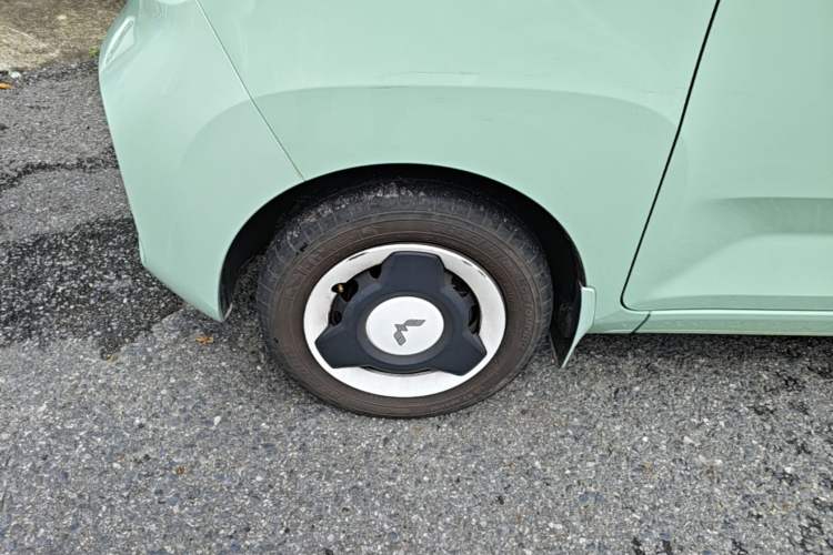 Used Wuling Hongguang MINIEV 2022 Macaron Fashion Model Lithium Iron Phosphate Left Front Wheel Hub
