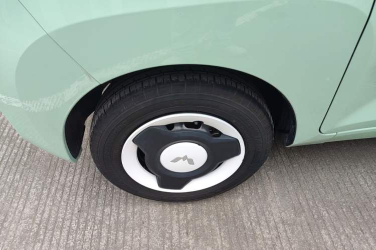 Used Wuling Hongguang MINIEV 2022 Macaron Premium Model – Lithium Iron Phosphate Left Front Wheel Hub