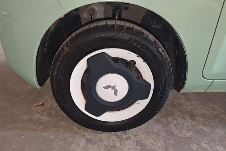 Used Wuling Hongguang MINIEV 2022 Macaron Fashion Model Lithium Iron Phosphate Left Front Wheel Hub