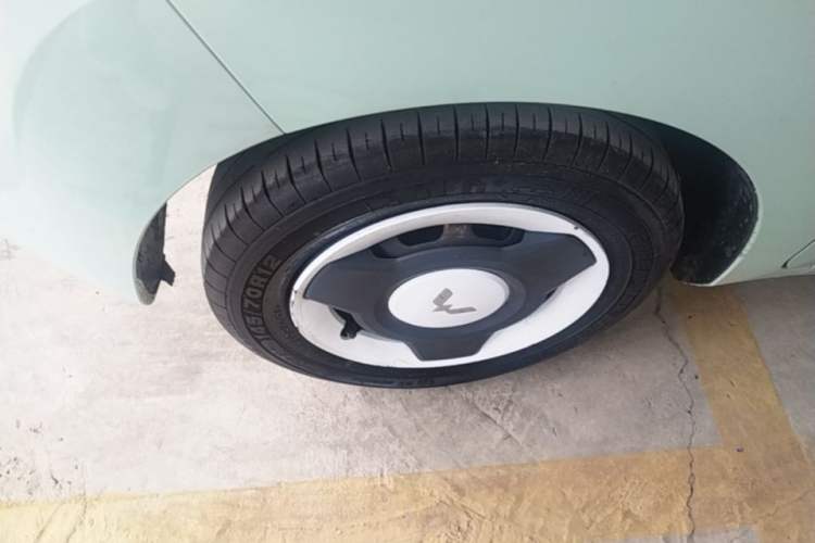 Used Wuling Hongguang MINIEV 2022 Macaron Fashion Model Lithium Iron Phosphate Left Front Wheel Hub