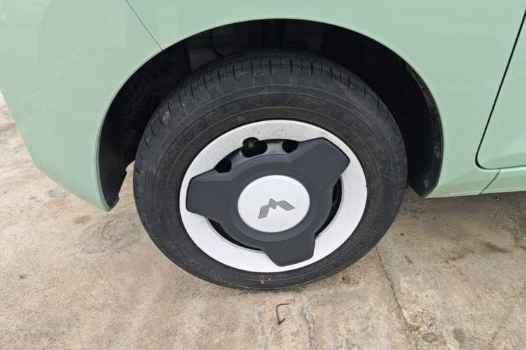 Used Wuling Hongguang MINIEV 2022 Macaron Fashion Model Lithium Iron Phosphate Left Front Wheel Hub