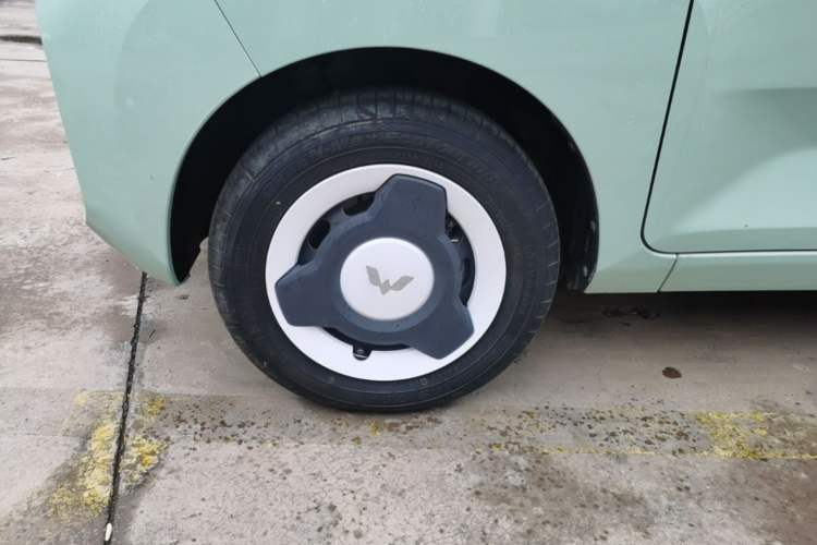 Used Wuling Hongguang MINIEV 2022 Macaron Fashion Model Lithium Iron Phosphate Left Front Wheel Hub