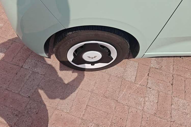 Used Wuling Hongguang MINIEV 2022 Macaron Fashion Model Lithium Iron Phosphate Left Front Wheel Hub