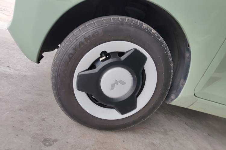 Used Wuling Hongguang MINIEV 2022 Macaron Premium Model – Lithium Iron Phosphate Left Front Wheel Hub