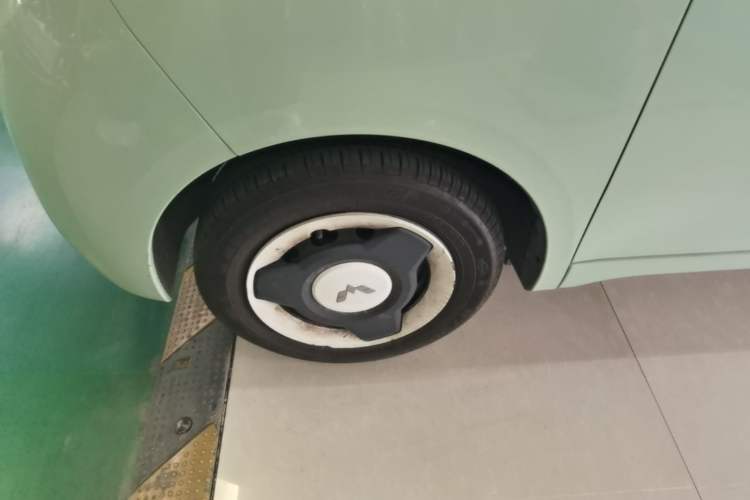 Used Wuling Hongguang MINIEV 2022 Macaron Fashion Model Lithium Iron Phosphate Left Front Wheel Hub