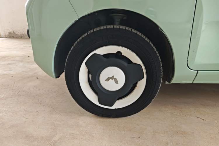 Used Wuling Hongguang MINIEV 2022 Macaron Fashion Model Lithium Iron Phosphate Left Front Wheel Hub