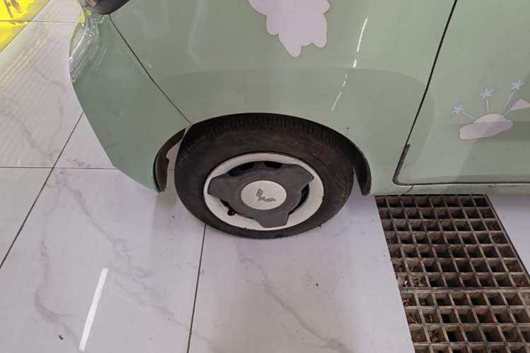 Used Wuling Hongguang MINIEV 2022 Macaron Premium Model – Lithium Iron Phosphate Left Front Wheel Hub