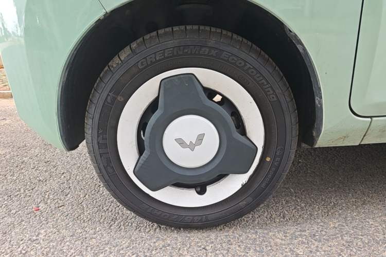 Used Wuling Hongguang MINIEV 2022 Macaron Fashion Model Lithium Iron Phosphate Left Front Wheel Hub