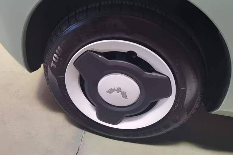 Used Wuling Hongguang MINIEV 2022 Macaron Premium Model – Lithium Iron Phosphate Left Front Wheel Hub