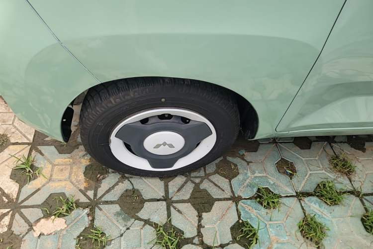 Used Wuling Hongguang MINIEV 2022 Macaron Premium Model – Lithium Iron Phosphate Left Front Wheel Hub