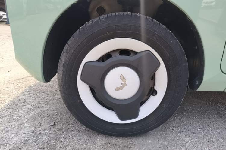 Used Wuling Hongguang MINIEV 2022 Macaron Fashion Model Lithium Iron Phosphate Left Front Wheel Hub