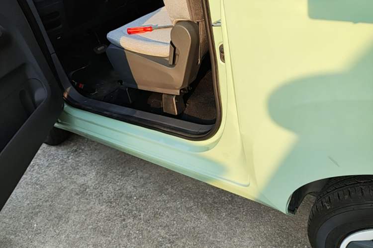 Used Wuling Hongguang MINIEV 2022 Macaron Premium Model – Lithium Iron Phosphate Left Side Sill