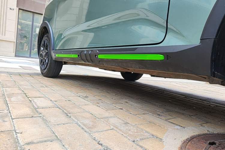 Used Wuling Hongguang MINIEV 2022 GAMEBOY 200km Gaming Edition with Lithium Iron Phosphate Left Side Sill