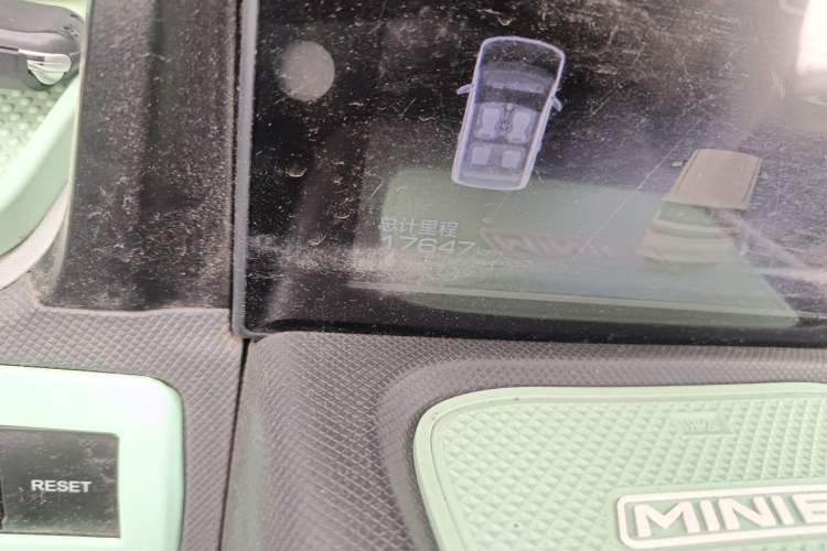 Used Wuling Hongguang MINIEV 2022 Macaron Fashion Model Lithium Iron Phosphate Odometer Close Up