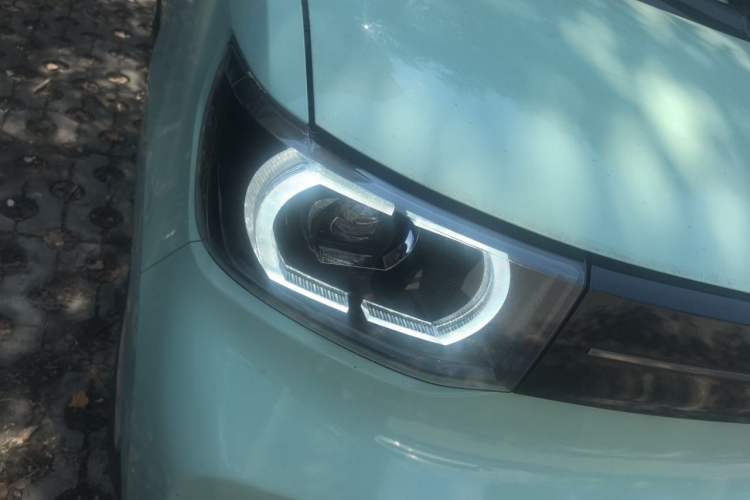 Used Wuling Hongguang MINIEV 2022 Macaron Premium Model – Lithium Ternary Battery Right Front Headlight