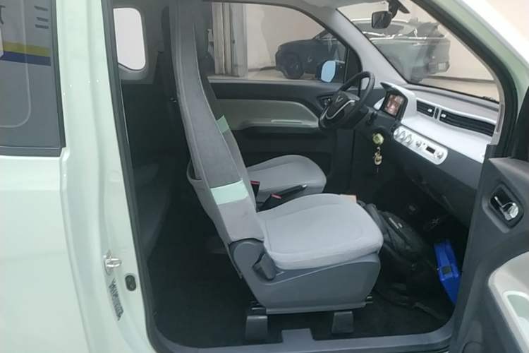 Used Wuling Hongguang MINIEV 2022 Macaron Fashion Model Lithium Iron Phosphate Right Front Seat