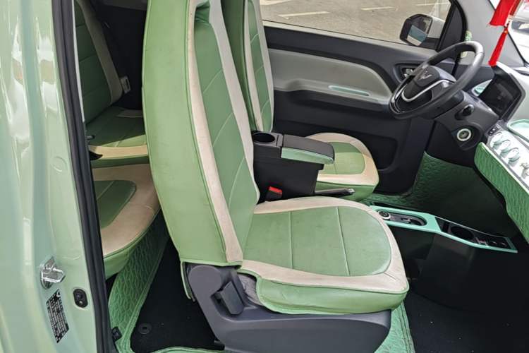 Used Wuling Hongguang MINIEV 2022 Macaron Fashion Model Lithium Iron Phosphate Right Front Seat
