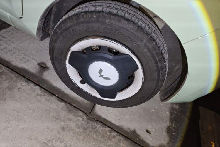 Used Wuling Hongguang MINIEV 2022 Macaron Fashion Model Lithium Iron Phosphate Right Front Wheel Hub
