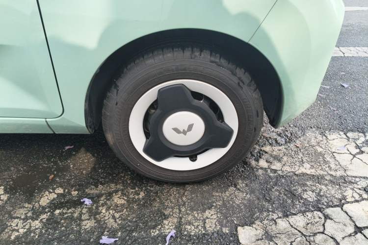 Used Wuling Hongguang MINIEV 2022 Macaron Premium Model – Lithium Iron Phosphate Right Front Wheel Hub