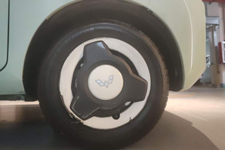 Used Wuling Hongguang MINIEV 2022 Macaron Premium Model – Lithium Iron Phosphate Right Front Wheel Hub