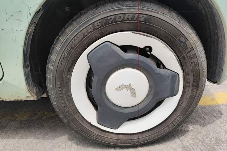 Used Wuling Hongguang MINIEV 2022 Macaron Fashion Model Lithium Iron Phosphate Right Front Wheel Hub