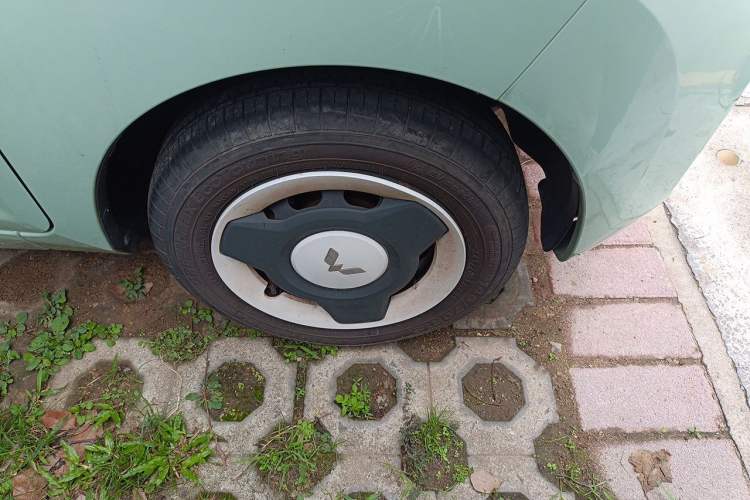 Used Wuling Hongguang MINIEV 2022 Macaron Fashion Model Lithium Iron Phosphate Right Front Wheel Hub