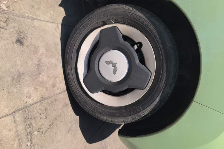 Used Wuling Hongguang MINIEV 2022 Macaron Fashion Model Lithium Iron Phosphate Right Front Wheel Hub