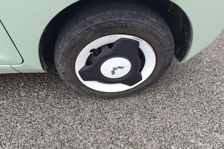 Used Wuling Hongguang MINIEV 2022 Macaron Fashion Model Lithium Iron Phosphate Right Front Wheel Hub