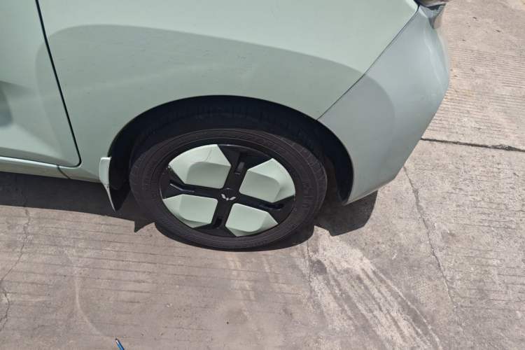Used Wuling Hongguang MINIEV 2022 Macaron Fashion Model Lithium Iron Phosphate Right Front Wheel Hub