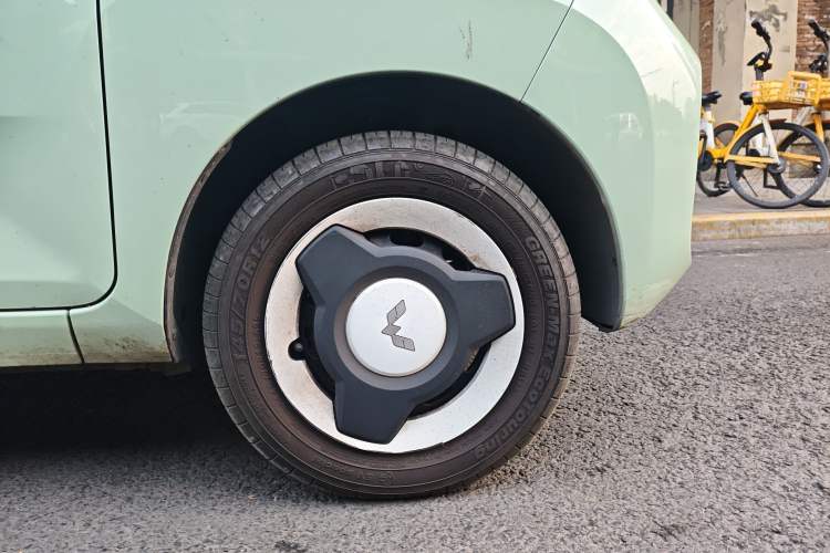 Used Wuling Hongguang MINIEV 2022 Macaron Premium Model – Lithium Ternary Battery Right Front Wheel Hub