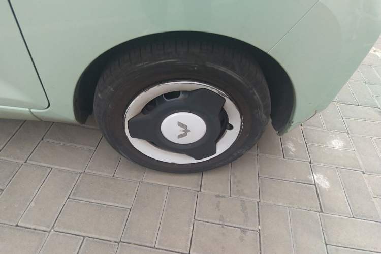 Used Wuling Hongguang MINIEV 2022 Macaron Premium Model – Lithium Ternary Battery Right Front Wheel Hub