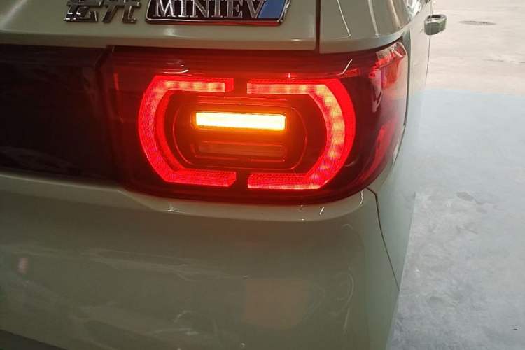 Used Wuling Hongguang MINIEV 2022 Macaron Premium Model – Lithium Iron Phosphate Right Rear Taillight